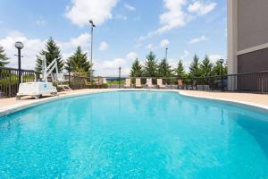 a large pool with blue water in front of a building at Hampton Inn Somerset in Somerset