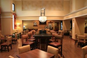 a restaurant with tables and chairs in a room at Hampton Inn & Suites, Springfield SW in Springfield