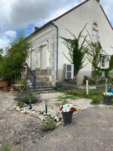 una casa con dei fiori davanti di Villa Christine Chambre Rose a Marchenoir