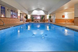 威奇托福爾斯的住宿－威奇托福爾斯霍姆伍德套房酒店，一座蓝色海水的大型游泳池