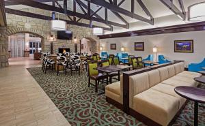 rendering restauracji ze stołami i krzesłami w obiekcie Homewood Suites Wichita Falls w mieście Wichita Falls