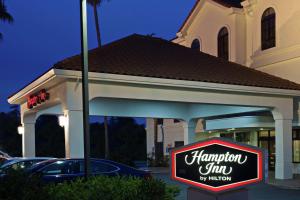 a hampton inn sign in front of a building at Hampton Inn Santa Cruz in Santa Cruz