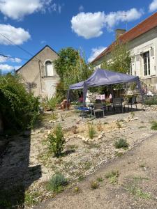 un gazebo nel cortile di una casa di Villa Christine Chambre Rose a Marchenoir Altre 22 foto
