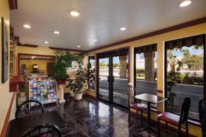 Posezení v ubytování Americas Best Value Inn Buda