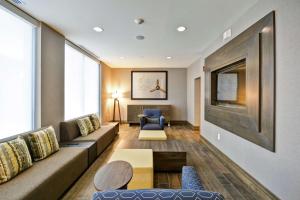Zona d'estar a Home2 Suites By Hilton St. Simons Island