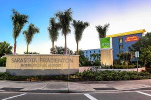 un signo frente a un hospital de erradicación sasyocócica con palmeras en Hampton Inn & Suites Sarasota / Bradenton - Airport, en Sarasota