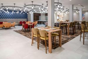 a dining room with tables and chairs in a restaurant at Hilton Garden Inn Brunswick in Brunswick