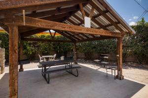 Patio nebo venkovní prostory v ubytování Americas Best Value Inn Buda