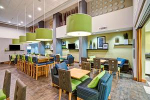 a restaurant with tables and chairs and a cafeteria at Hampton Inn & Suites Sarasota / Bradenton - Airport in Sarasota