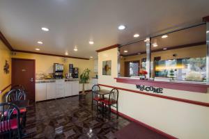Fotografie z fotogalerie ubytování Americas Best Value Inn Buda v destinaci Buda