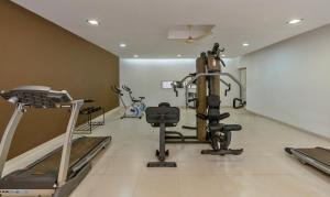 einen Fitnessraum mit Laufbändern und Maschinen in einem Zimmer in der Unterkunft Treebo Trend Midvalley Residence in Yelagiri