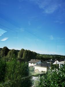 - Vistas a una ciudad con casas y árboles en L'appart d'Angélique, en Imling