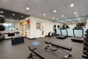 - une salle de sport avec plusieurs tapis de course et machines dans l'établissement Tru by Hilton St. Charles St. Louis, à Saint Charles