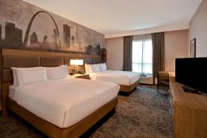 Телевизор и/или развлекательный центр в DoubleTree by Hilton St. Louis Airport, MO