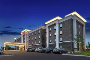 un hotel con auto parcheggiate in un parcheggio di Hampton Inn & Suites Saint Paul Oakdale Woodbury a Woodbury