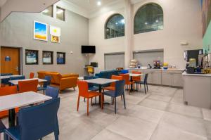 Μια τηλεόραση ή/και κέντρο ψυχαγωγίας στο Days Inn & Suites by Wyndham San Antonio North/Stone Oak