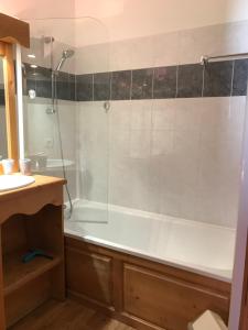 Ένα μπάνιο στο Appartement 4-6 personnes à Valmeinier 1800 résa du samedi au samedi avec piscine intérieure chauffée +9 φωτογραφίες