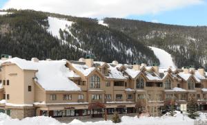 un gran edificio cubierto de nieve frente a una montaña en Gateway Mountain Lodge by Keystone Resort, en Keystone