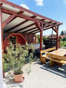 un pabellón de madera con mesa de picnic y banco en Maul - Lator vendégház, en Villány