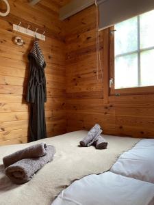 a bedroom with two beds in a log cabin at TinyHouse Meereszauber- ruhige Lage, eigener Garten, Grill in Wolgast