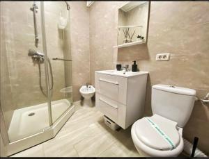 een badkamer met een toilet, een douche en een wastafel bij Lora Studio in Mamaia Nord – Năvodari