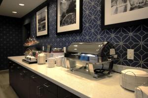Hampton Inn West Plains的咖啡和沏茶工具