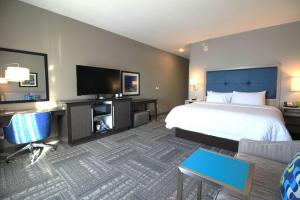 Hampton Inn West Plains的电视和/或娱乐中心