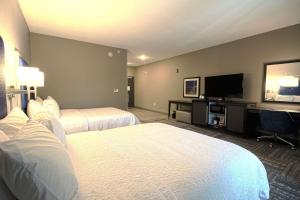 Hampton Inn West Plains客房内的一张或多张床位