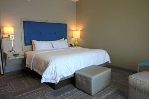 Hampton Inn West Plains客房内的一张或多张床位