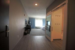 Hampton Inn West Plains的电视和/或娱乐中心