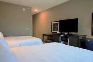 Hampton Inn West Plains的电视和/或娱乐中心