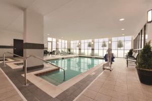 Embassy Suites by Hilton Tuscaloosa Alabama Downtown tesisinde veya buraya yakın yüzme havuzu