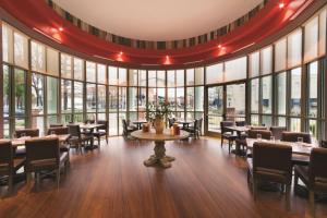 Embassy Suites by Hilton Tuscaloosa Alabama Downtown tesisinde bir restoran veya yemek mekanı