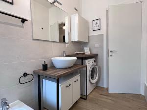 een badkamer met een wastafel en een wasmachine bij La casa di Eurialo in Rome