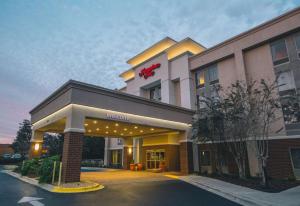 um hotel com uma placa na frente em Hampton Inn Tallahassee-Central em Tallahassee