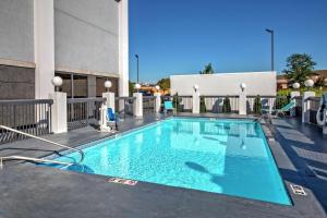 una piscina en un hotel con agua azul en Hampton Inn Tullahoma, en Tullahoma