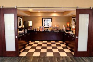 a room with a checkerboardkered floor and a cosmeticsacistacistacistacist at Hampton Inn Tallahassee-Central in Tallahassee