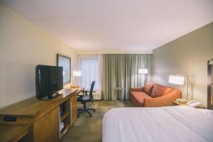 Habitación de hotel con cama y TV en Hampton Inn Tallahassee-Central, en Tallahassee