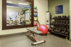 uma sala com um ginásio com uma bola de exercício e um espelho em Hampton Inn & Suites Tallahassee I-10-Thomasville Road em Tallahassee