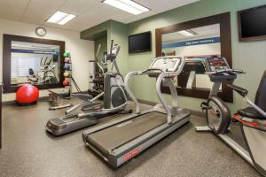 un gimnasio con máquinas de ejercicio cardiovascular y cinta de correr en Hampton Inn & Suites Tallahassee I-10-Thomasville Road, en Tallahassee