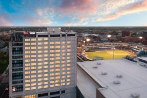 un edificio alto con un campo de béisbol en una ciudad en Hilton Garden Inn Toledo Downtown, en Toledo