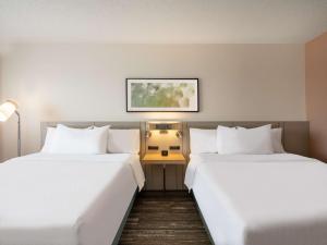 Giường trong phòng chung tại Hilton Garden Inn Toledo Downtown +47 ảnh