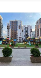 um parque com um parque infantil com mesas e bancos em Аэропорт Апартаменты 24&24 em Chisinau