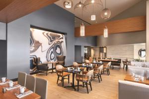 ห้องอาหารหรือที่รับประทานอาหารของ DoubleTree by Hilton Tampa Rocky Point Waterfront