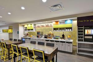 Home2 Suites By Hilton Tampa USF Near Busch Gardens餐廳或用餐的地方
