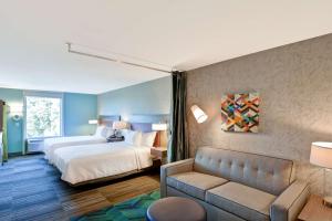 Home2 Suites By Hilton Tampa USF Near Busch Gardens房間的床