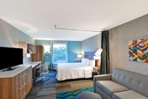 Home2 Suites By Hilton Tampa USF Near Busch Gardens電視和／或娛樂中心