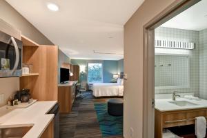 Home2 Suites By Hilton Tampa USF Near Busch Gardens房間的床
