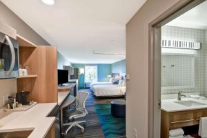 Home2 Suites By Hilton Tampa USF Near Busch Gardens房間的床