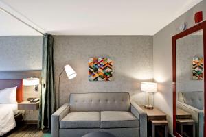 Home2 Suites By Hilton Tampa USF Near Busch Gardens休息區